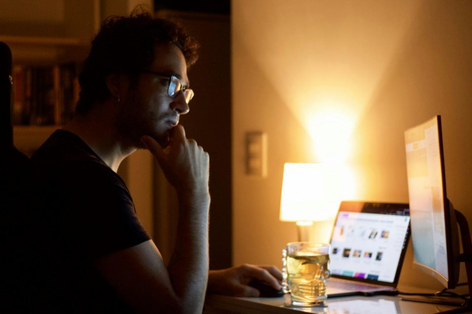 Session de travail en groupe avec analyse de cas commercial