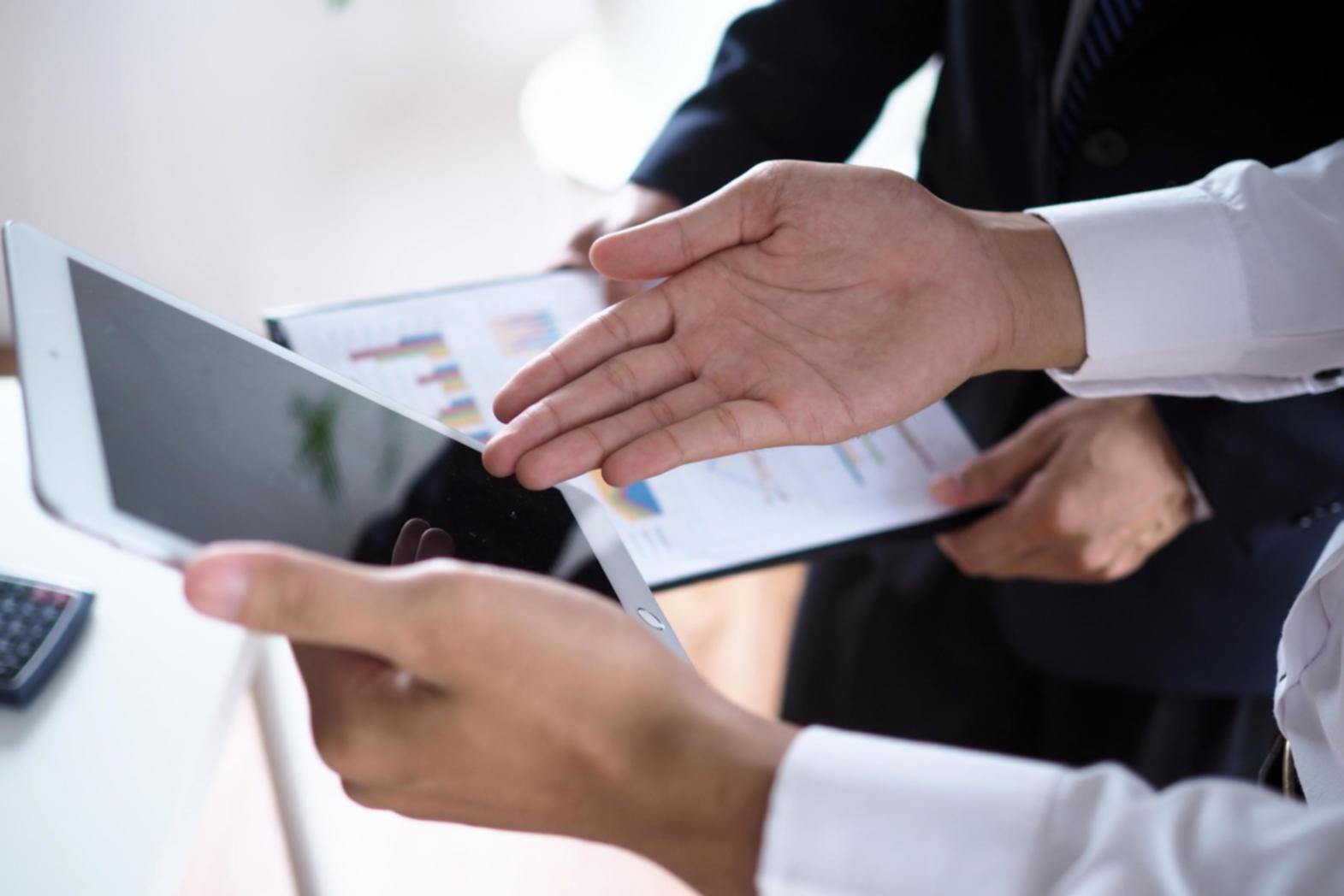 Espace de travail organisé illustrant notre approche méthodique du développement financier